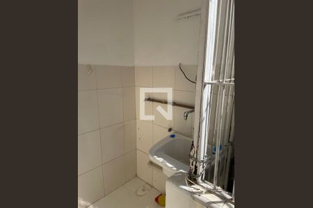 Banheiro com piso de porcelanato e lavatório em formato de L, com iluminação natural e pouca decoração. de apartamento para alugar com 3 quartos, 125m² em Laranjeiras, Rio de Janeiro