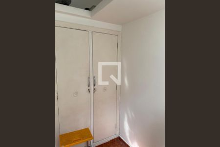 Cabinete de armário branco com porta dupla e chave de fechadura, com uma pequena mesa amarela ao lado. de apartamento para alugar com 3 quartos, 125m² em Laranjeiras, Rio de Janeiro