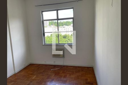 Janela com vista para o bairro, com árvores e edifícios ao fundo. de apartamento para alugar com 3 quartos, 125m² em Laranjeiras, Rio de Janeiro