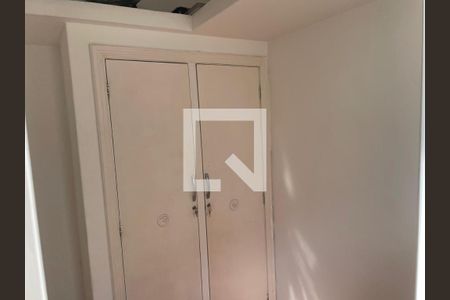 Porta de armário branca com fechaduras e maçanetas de metal, em um ambiente branco e iluminado. de apartamento para alugar com 3 quartos, 125m² em Laranjeiras, Rio de Janeiro