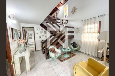 Casa à venda com 4 quartos, 243m² em Matapaca, Niterói
