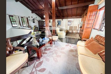 Casa à venda com 4 quartos, 243m² em Matapaca, Niterói