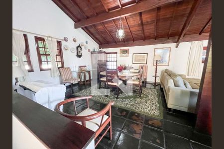 Casa à venda com 4 quartos, 243m² em Matapaca, Niterói