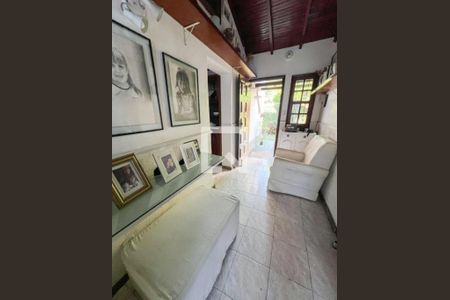 Casa à venda com 4 quartos, 243m² em Matapaca, Niterói