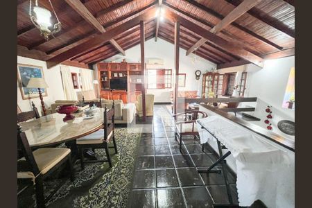Casa à venda com 4 quartos, 243m² em Matapaca, Niterói