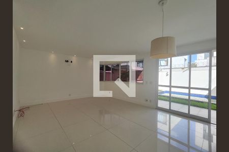 Sala de casa de condomínio para alugar com 4 quartos, 200m² em Recreio dos Bandeirantes, Rio de Janeiro