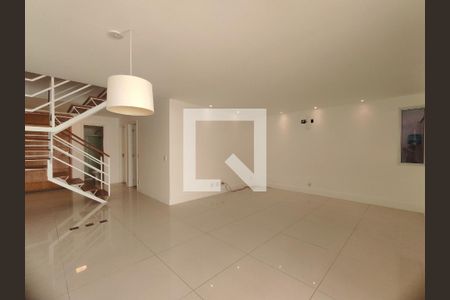 Sala de casa de condomínio para alugar com 4 quartos, 200m² em Recreio dos Bandeirantes, Rio de Janeiro