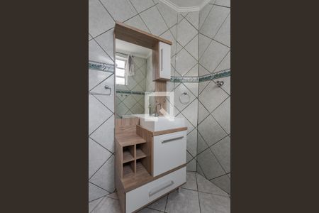 Banheiro de apartamento à venda com 1 quarto, 46m² em Passo D’areia, Porto Alegre