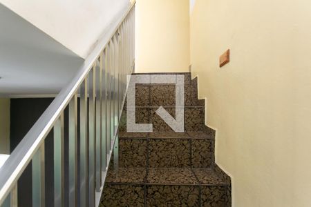 Escada  de casa para alugar com 3 quartos, 148m² em Vila Carmosina, São Paulo