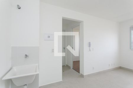 Sala / Cozinha  de casa de condomínio para alugar com 2 quartos, 32m² em Vila Carmosina, São Paulo