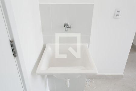 Sala / Cozinha / Tanque  de casa de condomínio para alugar com 2 quartos, 32m² em Vila Carmosina, São Paulo