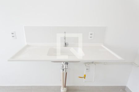 Sala / Cozinha / Pia  de casa de condomínio para alugar com 2 quartos, 32m² em Vila Carmosina, São Paulo