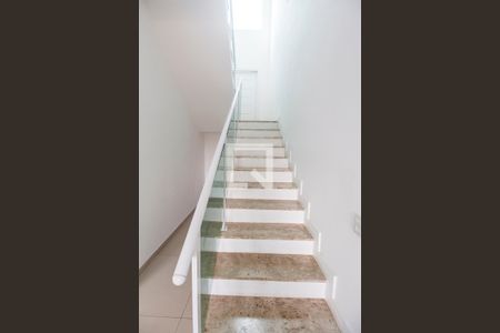 Escada de casa de condomínio para alugar com 3 quartos, 223m² em Parque Sinai, Santana de Parnaíba