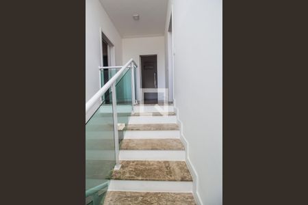 Escada de casa de condomínio para alugar com 3 quartos, 223m² em Parque Sinai, Santana de Parnaíba