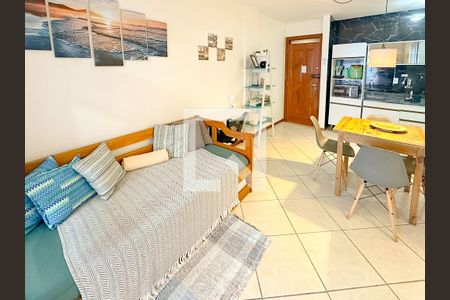 Sala de TV de apartamento para alugar com 1 quarto, 47m² em Canasvieiras, Florianópolis
