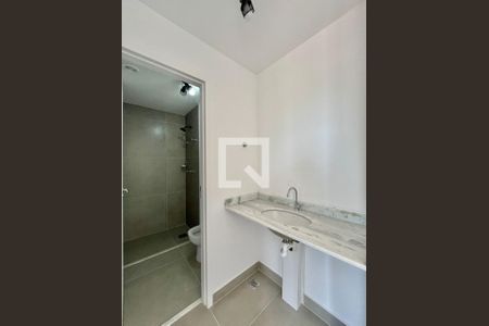 Banheiro de apartamento à venda com 1 quarto, 33m² em Parque Industrial, Campinas