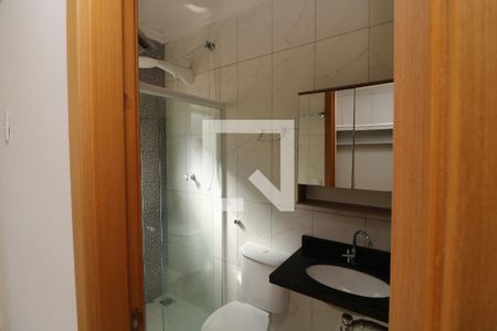 Banheiro da Suíte de casa de condomínio para alugar com 2 quartos, 70m² em Vila Macedopolis, São Paulo
