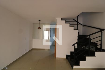 Sala de casa de condomínio para alugar com 2 quartos, 70m² em Vila Macedopolis, São Paulo