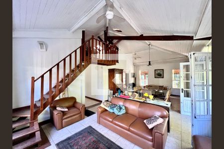 Escada de casa para alugar com 4 quartos, 250m² em Braúnas, Belo Horizonte