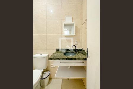 Banheiro de kitnet/studio para alugar com 1 quarto, 25m² em Canasvieiras, Florianópolis