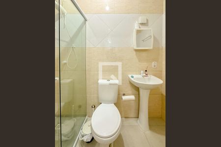 Banheiro de kitnet/studio para alugar com 1 quarto, 25m² em Canasvieiras, Florianópolis