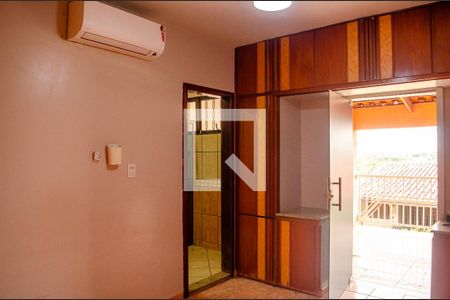 Casa para alugar com 6 quartos, 457m² em Setor Urias Magalhães, Goiânia