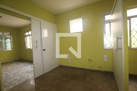 Sala de casa à venda com 5 quartos, 220m² em Vila Monumento, São Paulo