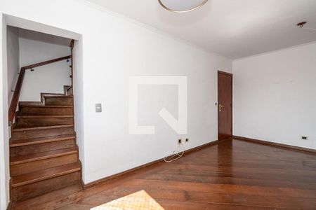 Escada de madeira com corrimão e luz no teto. de apartamento à venda com 2 quartos, 106m² em Cambuci, São Paulo