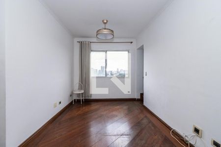 Sala com vista para a cidade, com piso de madeira e iluminação natural. de apartamento à venda com 2 quartos, 106m² em Cambuci, São Paulo