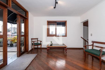 Sala com móveis de madeira e vista para a cidade. de apartamento à venda com 2 quartos, 106m² em Cambuci, São Paulo