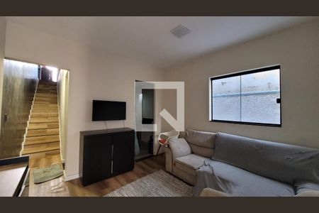 Sala de estar de casa para alugar com 2 quartos, 155m² em Vila Vermont, Itaquaquecetuba