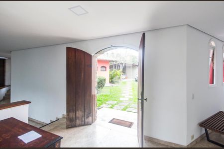 Hall de entrada de casa de condomínio para alugar com 2 quartos, 450m² em Chacara Santa Lucia dos Ypes, Carapicuíba