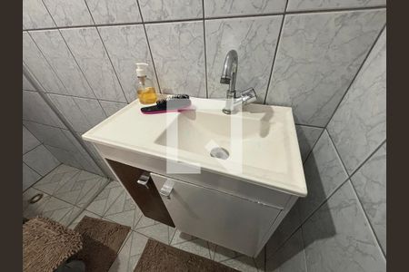 Banheiro de apartamento para alugar com 2 quartos, 45m² em Parque dos Dourados, Ferraz de Vasconcelos