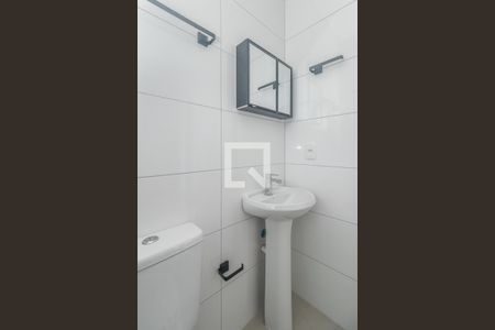 Banheiro de apartamento para alugar com 1 quarto, 26m² em Costa E Silva, Porto Alegre