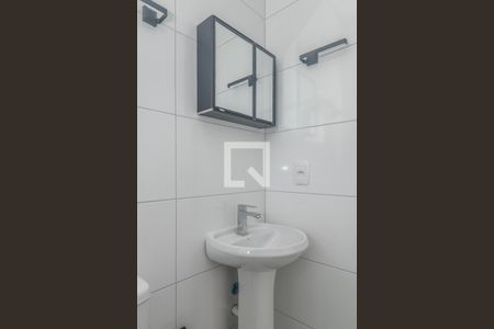 Banheiro de apartamento para alugar com 1 quarto, 26m² em Costa E Silva, Porto Alegre