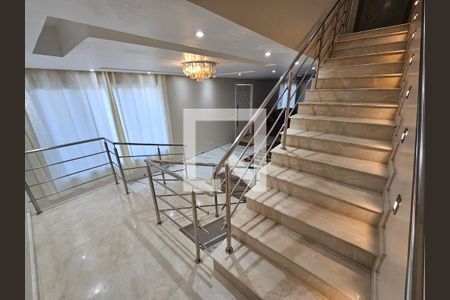 Escada de casa de condomínio à venda com 5 quartos, 978m² em Residencial Tambore, Barueri