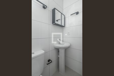Banheiro de apartamento para alugar com 1 quarto, 26m² em Costa E Silva, Porto Alegre