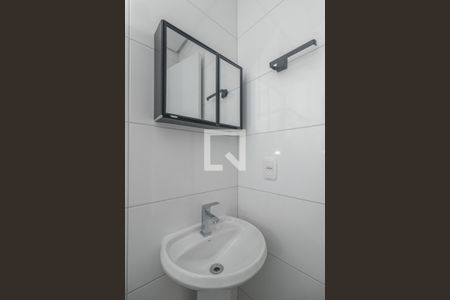 Banheiro de apartamento para alugar com 1 quarto, 28m² em Costa E Silva, Porto Alegre