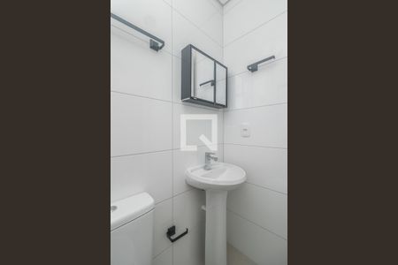 Banheiro de apartamento para alugar com 1 quarto, 26m² em Costa E Silva, Porto Alegre