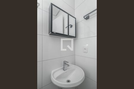 Banheiro de apartamento para alugar com 1 quarto, 26m² em Costa E Silva, Porto Alegre