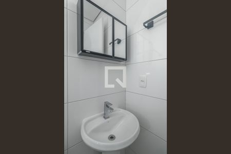 Banheiro de apartamento para alugar com 1 quarto, 26m² em Costa E Silva, Porto Alegre