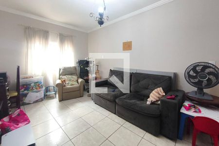 Sala de TV de casa à venda com 4 quartos, 166m² em Vila Marieta, Campinas