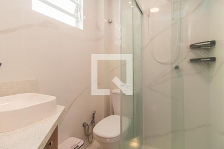 Banheiro de apartamento à venda com 1 quarto, 26m² em Santo Antônio, Porto Alegre