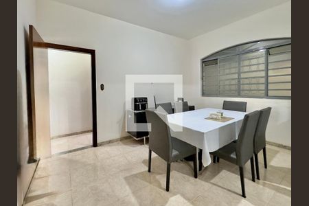 Casa à venda com 3 quartos, 119m² em Califórnia, Belo Horizonte
