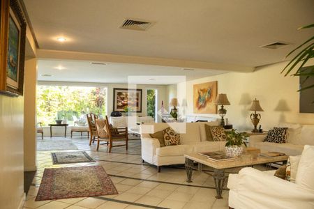 Sala de casa de condomínio para alugar com 8 quartos, 1200m² em Barra da Tijuca, Rio de Janeiro
