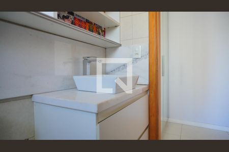 Banheiro suite 1 de apartamento para alugar com 3 quartos, 84m² em Passo D’areia, Porto Alegre