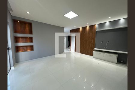 Sala de TV de casa de condomínio para alugar com 4 quartos, 400m² em Quintas do Ingaí, Barueri