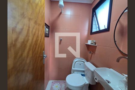 Banheiro de serviço de apartamento para alugar com 2 quartos, 74m² em Guilhermina, Praia Grande