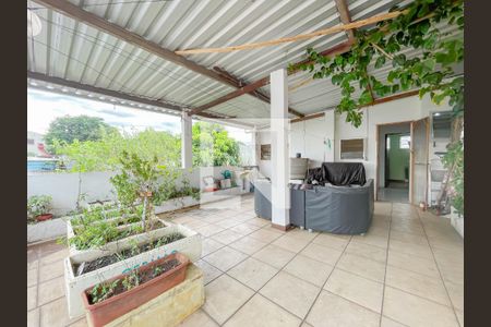 Terraço de casa à venda com 5 quartos, 234m² em Km 18, Osasco
