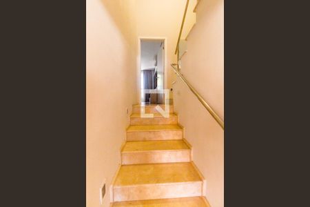Escada de casa de condomínio para alugar com 2 quartos, 350m² em Residencial Nove (alphaville), Santana de Parnaíba